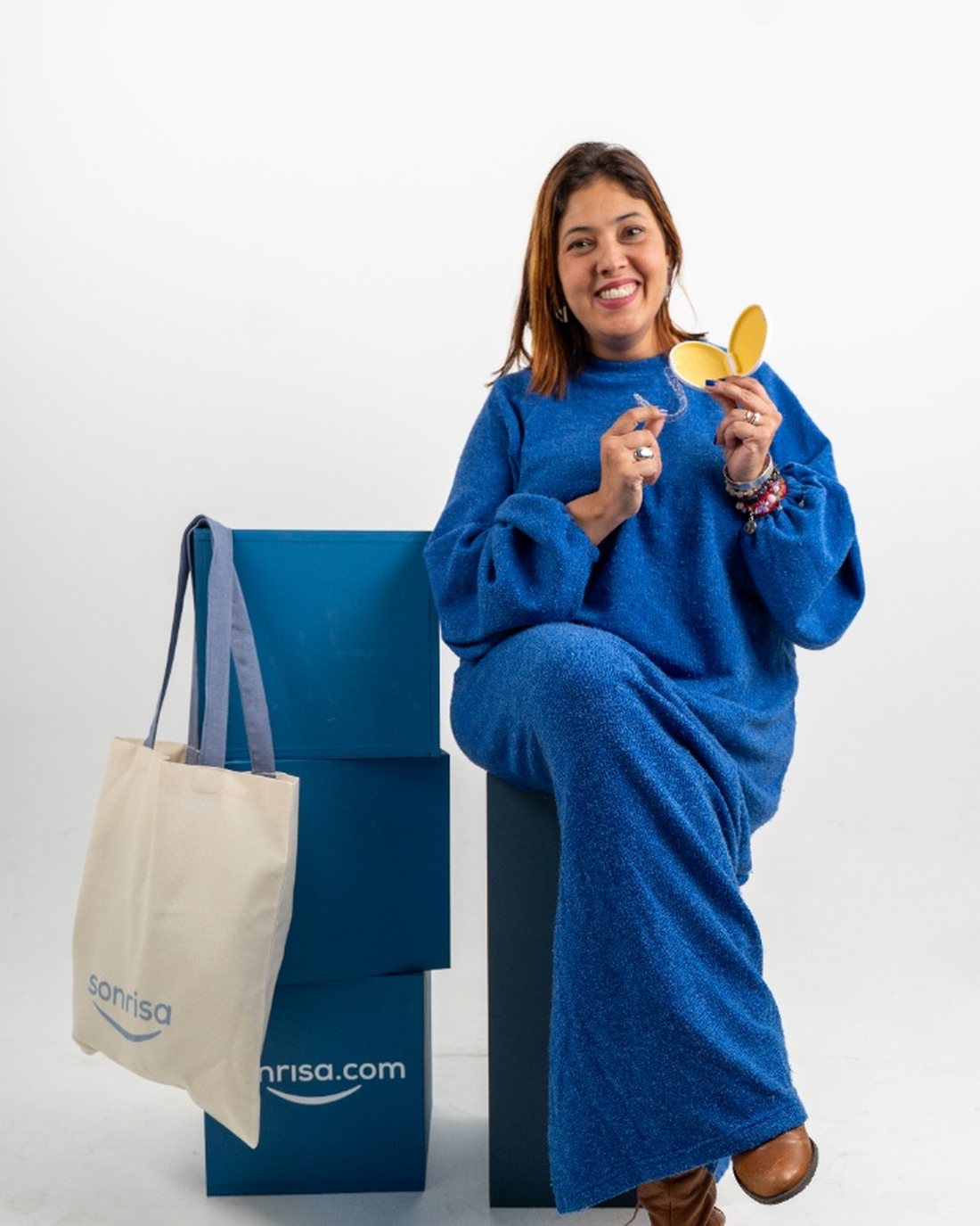Experiencia de marca Sonrisa con packaging y tote
