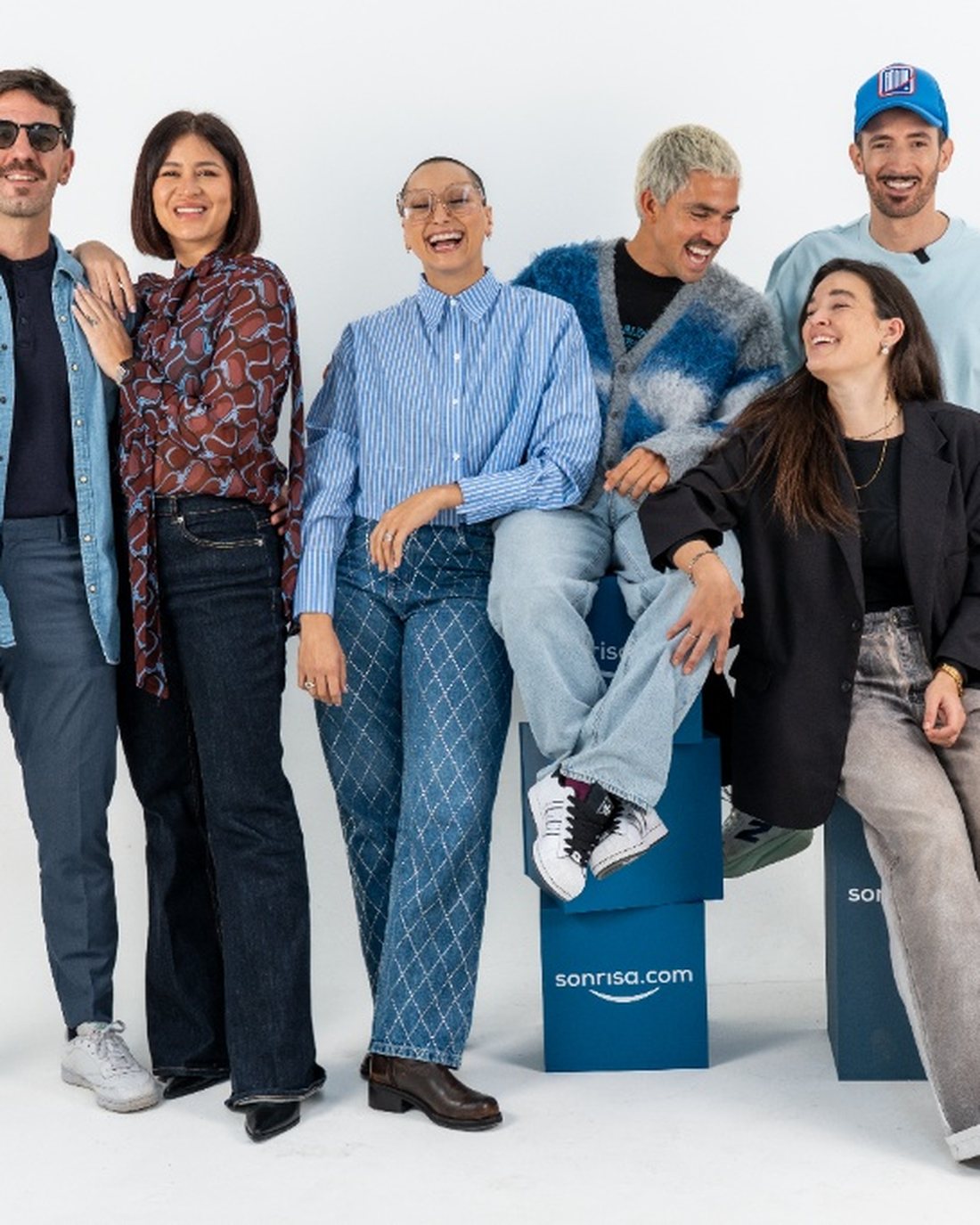 Equipo de Sonrisa junto al packaging de la marca