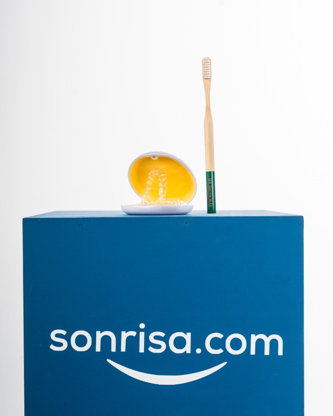 Packaging de sonrisa.com con estuche de alineador